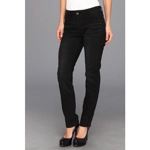 levi's flatters and flaunts skinny leg